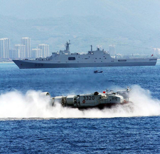 Tàu đổ bộ cỡ lớn Tỉnh Cương Sơn Type 071 và tàu đệm khí, Hạm đội Nam Hải tiến hành diễn tập liên hợp.