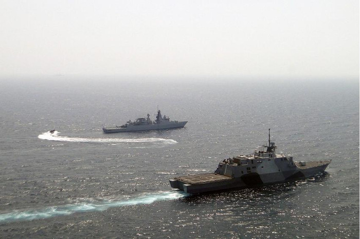 Ngày 20 tháng 6 năm 2013, tàu tuần duyên USS Freedom Hải quân Mỹ và tàu hộ vệ KD Jabat Malaysia tập trận trên Biển Đông. Ngày 20 tháng 6 năm 2013, tàu tuần duyên USS Freedom Hải quân Mỹ và tàu hộ vệ KD Jabat Malaysia tập trận trên Biển Đông.