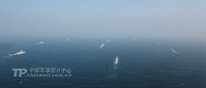 Ngày 23 tháng 12 năm 2013, tàu sân bay Liêu Ninh huấn luyện chạy theo biên đội trên Biển Đông. Ngày 23 tháng 12 năm 2013, tàu sân bay Liêu Ninh huấn luyện chạy theo biên đội trên Biển Đông.