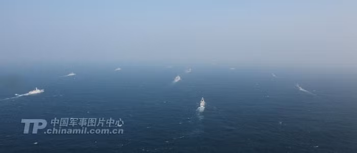 Ngày 23 tháng 12 năm 2013, tàu sân bay Liêu Ninh huấn luyện chạy theo biên đội trên Biển Đông.