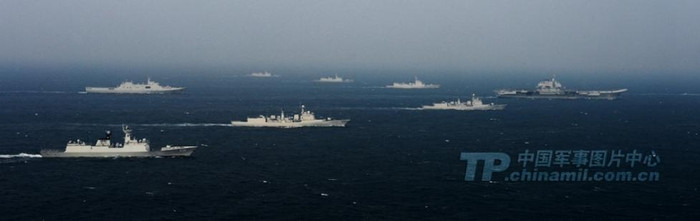 Ngày 23 tháng 12 năm 2013, tàu sân bay Liêu Ninh huấn luyện chạy theo biên đội trên Biển Đông. Ngày 23 tháng 12 năm 2013, tàu sân bay Liêu Ninh huấn luyện chạy theo biên đội trên Biển Đông.