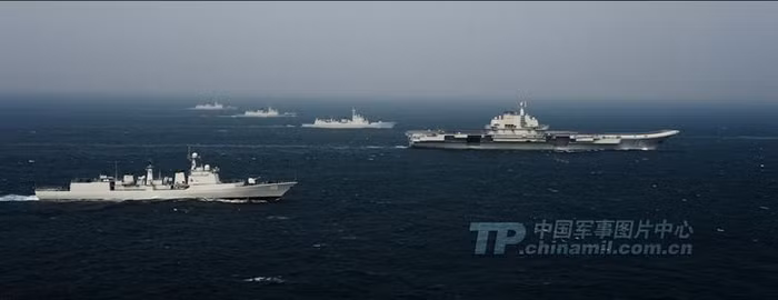 Ngày 23 tháng 12 năm 2013, tàu sân bay Liêu Ninh huấn luyện chạy theo biên đội trên Biển Đông.