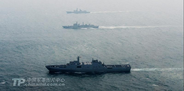 Ngày 23 tháng 12 năm 2013, tàu sân bay Liêu Ninh huấn luyện chạy theo biên đội trên Biển Đông. Ngày 23 tháng 12 năm 2013, tàu sân bay Liêu Ninh huấn luyện chạy theo biên đội trên Biển Đông.