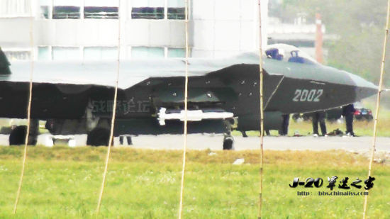 Máy bay chiến đấu J-20 mang theo 1 quả tên lửa màu trắng giống như J-16 Máy bay chiến đấu J-20 mang theo 1 quả tên lửa màu trắng giống như J-16