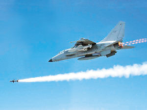 Máy bay chiến đấu ném bom JH-7 Trung Quốc