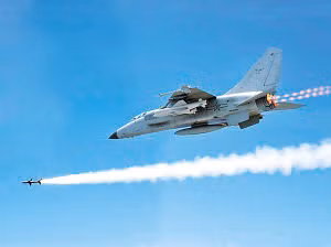 Máy bay chiến đấu ném bom JH-7 Trung Quốc