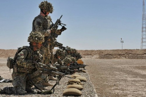 Binh sĩ Anh tập bắn bia ở Afghanistan (nguồn mạng sina Trung Quốc) Binh sĩ Anh tập bắn bia ở Afghanistan (nguồn mạng sina Trung Quốc)