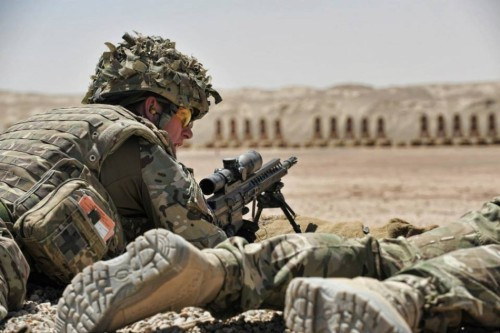 Binh sĩ Anh tập bắn bia ở Afghanistan (nguồn mạng sina Trung Quốc) Binh sĩ Anh tập bắn bia ở Afghanistan (nguồn mạng sina Trung Quốc)