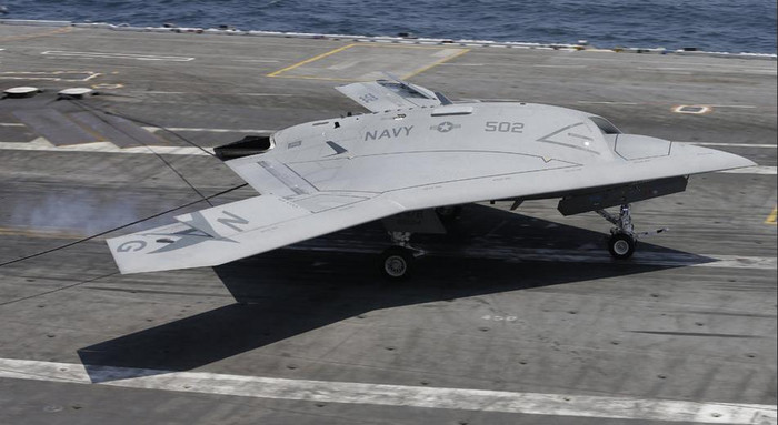 Máy bay chiến đấu không người lái X-47B Mỹ hạ cánh trên tàu sân bay