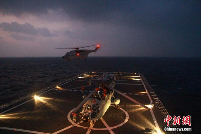 Hạm đội Nam Hải, Hải quân Trung Quốc tập trận tấn công đổ bộ bất hợp pháp trên quần đảo Hoàng Sa của Việt Nam: máy bay trực thăng rời tàu đổ bộ cỡ lớn Trường Bạch Sơn tiến hành đổ bộ thẳng đứng.