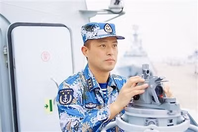 Thiệu Thự Quang, chỉ huy tàu khu trục Type 052D đầu tiên, Hạm đội Nam Hải: sinh tháng 11 năm 1971, người huyện Chư Ký, tỉnh Chiết Giang, nhập ngũ tháng 12 năm 1990, được cho là người giành nhiều "thành tích" trong công tác.