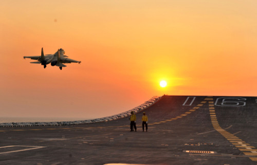 Máy bay chiến đấu J-15 Trung Quốc tập cất/hạ cánh trên tàu sân bay Liêu Ninh