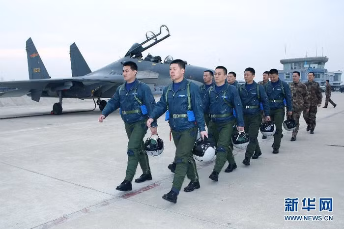 Sư đoàn 1 Không quân Trung Quốc huấn luyện đối kháng J-11B