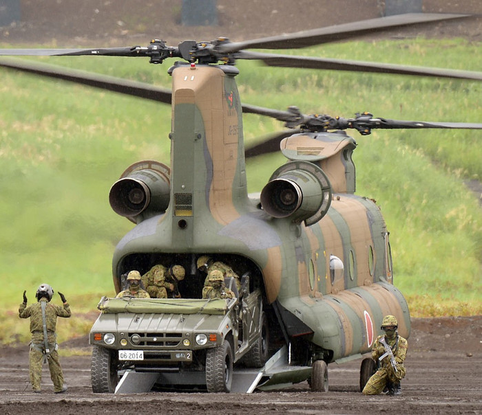 Nhật Bản quyết định thành lập Quân đoàn cơ động đổ bộ (Thủy quân lục chiến) để đối phó với Trung Quốc ở hướng tây nam. Nhật Bản quyết định thành lập Quân đoàn cơ động đổ bộ (Thủy quân lục chiến) để đối phó với Trung Quốc ở hướng tây nam.