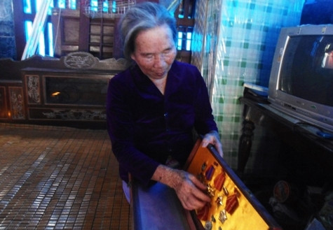 Bà Tịch bên những huy chương, huân chương nhà nước trao tặng cho bà Tịch cùng đơn vị (ảnh Hoàng Hà) Bà Tịch bên những huy chương, huân chương nhà nước trao tặng cho bà Tịch cùng đơn vị (ảnh Hoàng Hà)