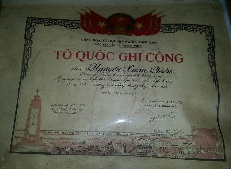 Bằng Tổ Quốc Ghi Công liệt sỹ Nguyễn Xuân Chiến (ảnh Xuân Hòa) Bằng Tổ Quốc Ghi Công liệt sỹ Nguyễn Xuân Chiến (ảnh Xuân Hòa)