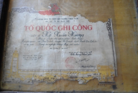 Sau 50 được công nhận là liệt sỹ nay ông Hồ Xuân Hương lại trở về quê nhà trong niềm vui và nỗi bất ngờ của người thân (ảnh Hoàng Hà) Sau 50 được công nhận là liệt sỹ nay ông Hồ Xuân Hương lại trở về quê nhà trong niềm vui và nỗi bất ngờ của người thân (ảnh Hoàng Hà)