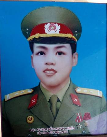 Chú Nguyễn Xuân Chiến hy sinh khi mới 18 tuổi (ảnh Xuân Hòa) Chú Nguyễn Xuân Chiến hy sinh khi mới 18 tuổi (ảnh Xuân Hòa)