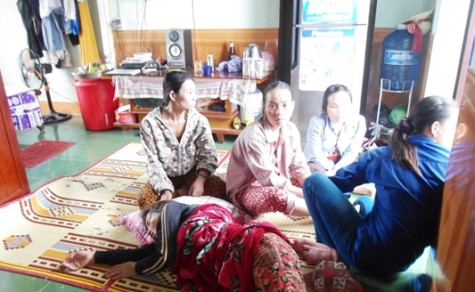 Chị Nguyễn Thị Hiền (vợ nạn nhân Chiến) khóc ngất khi nghe tin chồng mất (ảnh Hoàng Hà)