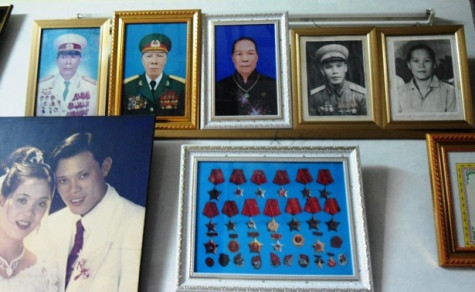 Những chiến tích mà ông Chơn đạt được trong thời kỳ kháng chiến chống Mỹ cứu nước được ghi nhận bằng những huân, huy chương (ảnh Hoàng Hà) Những chiến tích mà ông Chơn đạt được trong thời kỳ kháng chiến chống Mỹ cứu nước được ghi nhận bằng những huân, huy chương (ảnh Hoàng Hà)