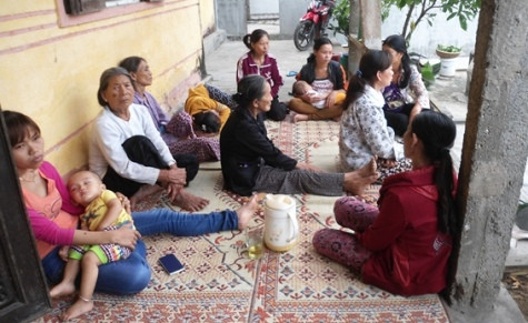 Người dân xã Bắc Trạch, huyện Bố Trạch, tỉnh Quảng Bình mong ngóng thi thể các nạn nhân tử vong tại Nga sẽ sớm được đưa về quê nhà (ảnh Hoàng Hà)