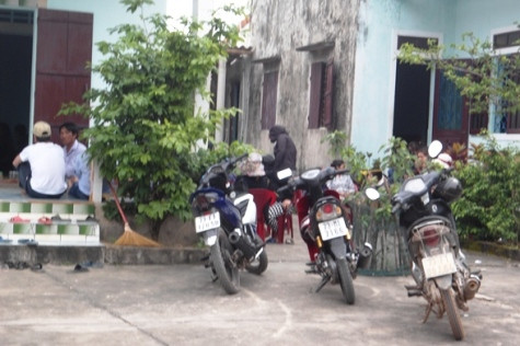 Rất đông hàng xóm đến chia sẻ cùng gia đình nạn nhân Nguyễn Hồng Thái (ảnh Hoàng Hà)