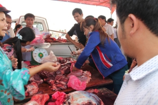 Những chú trâu thua cuộc sau đó được đưa ra xẻ thịt. Giá thịt trâu chọi năm nay được bán với giá từ 200 - 300 nghìn đồng/kg Những chú trâu thua cuộc sau đó được đưa ra xẻ thịt. Giá thịt trâu chọi năm nay được bán với giá từ 200 - 300 nghìn đồng/kg