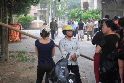 Rất nhiều người dân hiếu kỳ đã đến xem vụ việc