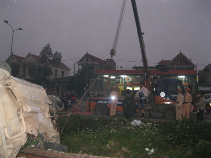 Lực lượng chức năng đã nhanh chóng có mặt để giải phóng ách tắc đường sắt và đưa người bị nạn đi cấp cứu