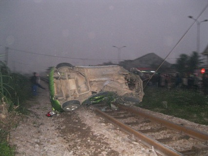 Trước khi bị hất văng ra khỏi đường ray chiếc xe đã bị đoàn tàu khách TN1 kéo rê hơn 200m