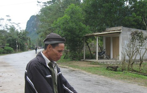 Ông Vi Hồng Xuyên, xã Châu Lý đang kể lại vụ tai nạn thảm khốc làm 11 phu gỗ tử nạn cách đây đúng tròn 20 năm mà ông đã được chứng kiến ngay trên tuyến Quốc lộ 48C này