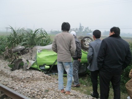 Sau khi tai nạn xảy ra người dân đã phải dùng xà beng, kềm cộng lực mới đưa được hai nạn nhân mắc kẹt trong xe ô tô đi cấp cứu trong tình trạng nguy kich