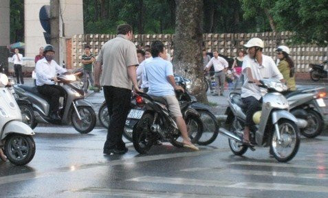 Ông Tây kéo xe người vi phạm. Ảnh cắt từ clip (nguồn internet)