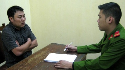 Cũng cầm đầu một đường dây buôn bán nghìn đô là " tú ông" Nguyễn Ngọc Vĩnh (SN 1975), ở huyện Cam Lâm, tỉnh Khánh Hòa, quản lý một đường dây mại dâm giá 2.000 USD. Vào ngày 14/12/2011, Công an quận Đống Đa, Hà Nội đã bắt quả tang 4 gái bán dâm cho các đại gia ở khách sạn Sunny Hotel, ngõ 168 phố Hào Nam, phường Ô Chợ Dừa, quận Đống Đa. Các gái mại dâm luôn nhắc đến một người với biệt danh “chị Bảo Bảo”. Ngay sau đó “chị Bảo Bảo” đã bị bắt giữ khi định trốn khỏi khách sạn này. Đường dây của Vĩnh hoạt động từ Bắc vào Nam. Chân dài của Vĩnh có thể phục vụ khách bất cứ lúc nào, ở đâu với giá từ 400 đến 2000 USD. Vĩnh trực tiếp đứng ra thu tiền của khách và trả riêng cho các gái mại dâm. Dù khá cẩn thận nhưng " chị Bảo Bảo" vẫn bị sa lưới... (Ảnh: "Tú ông" Nguyễn Ngọc Vĩnh hay "chị Bảo Bảo" của đường dây bán dâm này.