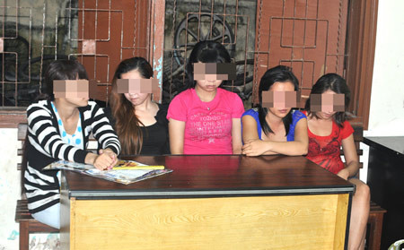 Các gái bán dâm cho biết, khi sống tại karaoke Đêm Hồng, các cô phải làm việc với áp lực cao và hoàn toàn lệ thuộc vào sự điều khiển của Sơn. Cụ thể, khi có yêu cầu của khách bất cứ thời gian nào trong ngày các cô cũng phải nghe điện thoại và đến địa điểm theo yêu cầu. Nếu không nghe điện thoại bị phạt 200-500 ngàn đồng, nếu không đi cũng bị phạt từng đó. Chưa dừng lại ở đó, Sơn còn áp đặt một quy định rất hà khắc là nếu các cô gái này khi phục vụ khách hát karaoke, nếu tự ý thỏa thuận “bay” mà không thông qua Sơn hoặc tự ý đi ra ngoài mà không xin phép sẽ bị phạt 1 triệu đồng, thậm chí bị đánh. Nguyễn Thị L. cho biết: “Em vào làm chỗ chú Sơn được gần 1 năm nay và đã 2 lần bị đánh vì đi chơi với bạn bè mà không xin phép, ngoài ra còn bị phạt nhiều lần”.