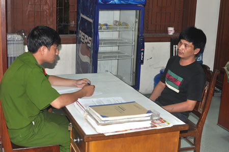 Theo lời khai của các đối tượng, dưới sự điều khiển của Sơn, trong thời gian từ năm 2011 đến nay đã nhiều lần đưa gái bán dâm đến các khách sạn, nhà nghỉ như N.H., Th. Đ., T.L1, TL2 (Q. Hải Châu), G.K,... (Q. Sơn Trà) và một số quán karaoke khác trên địa bàn phục vụ khách, sau đó trực tiếp thu tiền. Một số trường hợp, khi thỏa thuận được giá cao hơn, các đối tượng này sẽ trục lợi riêng phần chênh lệch và cũng chỉ chia cho gái bán dâm số tiền như đã thỏa thuận từ trước. Ảnh: Cơ quan điều tra lấy lời khai của các đối tượng trong đường dây.