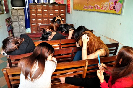 Để có được nguồn “đào” cung cấp cho khách, vợ chồng Tiến – Trắng “chiêu dụ” gái từ khắp cả nước về phục vụ. Hàng ngày, cứ đến 13 giờ, các cô gái đến phòng karaoke và sau đó chờ Tiến – Trắng điều đi. Để điều động các cô gái kịp thời, Tiến – Trắng đã thuê Đ.V.T. (SN 1989, trú đường Hùng Vương, Đà Nẵng) chuyên chở các cô gái đến địa điểm khách yêu cầu với mức lương 2 triệu đồng/tháng. Tuy nhiên, theo kết quả xét nghiệm thì có không ít các cô gái trong đường dây của Tiến phản ứng dương tính với ma túy. Ảnh: Những cô gái trong đường dây bị sa lưới.