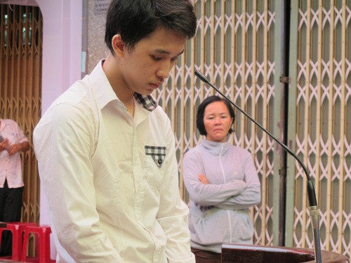 " Tú ông" ở độ tuổi vị thành niên này là Nguyễn Quang Thông. Thông chỉ mới 17 tuổi đã quản lý 15 gái bán dâm của tiệm hớt tóc thanh nữ; mỗi tháng thu lời gần 200 triệu đồng. Chiều 16/6/2011, tại tiệm hớt tóc thanh nữ do Thông làm quản lý, công an đã bắt quả tang ba cặp nam nữ đang mua bán dâm. Như thế "tú ông" Thông đã bị phát hiện. Tại CQĐT, các gái bán dâm khai được tuyển vào tiệm hớt tóc làm không lương, sống bằng tiền bán dâm, khách làng chơi trả 500.000 đồng cho mỗi lần mua dâm. Ngoài ra, khách còn phải trả tiền phòng cho Nguyễn Quang Thông từ 120.000 đồng đến 160.000 đồng tùy phòng lớn, nhỏ. Thông phải nhận mức án 4 năm 6 tháng tù về tội chứa mại dâm. Ảnh: Nguyễn Quang Thông cúi đầu tại tòa.