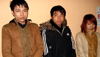 " Tú ông" Đỗ Văn Sỹ (25 tuổi, ở Yên Dũng, Bắc Giang) cầm đầu đường dây bán dâm toàn những chân dài 9X. Sỹ qua Chu Thị Hoàng Linh (21 tuổi, ở Hải An, Hải Phòng) đứng ra môi giới với khách mua dâm. Ngày 3/1, cảnh sát ập vào một khách sạn trên đường Trần Duy Hưng, bắt quả tang hai đôi nam nữ mua bán dâm. Khách mua dâm khai nhận do má mì Linh giới thiệu. Hai người đàn ông này thỏa thuận với Linh 500.000 đồng một lượt mua dâm, mỗi người. Linh yêu cầu khách thuê phòng trước rồi điều gái đến phục vụ. Sỹ sống tại khu trọ ở quận Thanh Xuân, cùng với một số cô gái đều ở độ tuổi 9X. Linh và Sỹ “hợp tác” để môi giới gái bán dâm cho khách. Sỹ thu của khách từ 500.000 đồng đến 1,5 triệu đồng một lần vui vẻ. Nhân viên đi về phải đưa tiền bán dâm cho anh ta và các cô được nhận “lương” vào cuối tháng. Trong khi đó, mỗi lần Linh giới thiệu khách cho Sỹ, cô ta nhận được 100.000 đồng, còn Lệ chở gái đi sẽ được trả 50.000 đồng. Ảnh: Sỹ và Linh tại cơ quan điều tra.