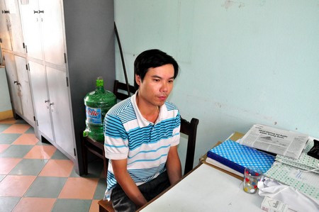 Một tú ông khác ở quận Thanh Khê ( Đà Nẵng) là Dương Duy Tiến. Vợ của Tiến là Huỳnh Thị Trắng ( thường gọi là Vy, SN 1981, hộ khẩu tại xã Tân Hội, Tân Châu, Tây Ninh, hiện trú cùng chồng tại tổ 5, phường Vĩnh Trung, Thanh Khê, Đà Nẵng) cũng tham gia vào việc môi giới bán dâm với chồng. Tiến chọn nơi giao dịch là phòng karaoke tại khách sạn FaiFo (đường Hải Phòng, quận Thanh Khê) để qua mắt cơ quan điều tra. Ảnh: " Tú ông" Dương Duy Tiến tại cơ quan điều tra.