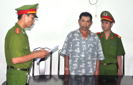 Nguyễn Hữu Sơn có trong tay rất nhiều các cô gái 9X trẻ trung. Sơn tiến hành móc nối với các chủ quán karaoke để môi giới khi khách có nhu cầu giải quyết ham muốn. Giá mỗi lần đi khách của "gái" trong đường dây của Sơn là từ 700 nghìn. Thường sau mỗi cuộc bán dâm, Sơn sẽ thu gần hết số tiền đó. Những cô gái phải đi bán dâm một khi đã sa vào đường dây này thì hầu như sẽ không còn tìm được lối ra. Nguyễn Hữu Sơn và đồng bọn đã bị đưa về cơ quan điều tra của quận Hải Châu (Đà Nẵng) để làm rõ những hành vi môi giới mại dâm. Lúc đầu, Sơn kêu oan nhưng sau khi bị cơ quan công an đưa ra các chứng cứ, kết hợp với những lời tố cáo của các cô gái trong đường dây đã khiến Sơn phải cúi đầu, nhận tội. Ảnh: Tú ông Nguyễn Hữu Sơn bị cơ quan điều tra bắt giam.