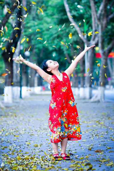 Trẻ em được dịp nô đùa trên thảm lá vàng. Trẻ em được dịp nô đùa trên thảm lá vàng.