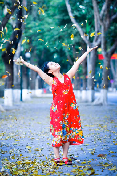 Trẻ em được dịp nô đùa trên thảm lá vàng.