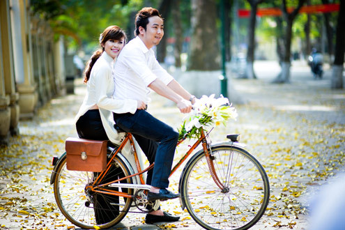 Các bạn trẻ cũng nhân dịp này lưu giữ cho mình những khung hình lãng mạn, cho bộ ảnh cưới đậm chất Hà Nội. Các bạn trẻ cũng nhân dịp này lưu giữ cho mình những khung hình lãng mạn, cho bộ ảnh cưới đậm chất Hà Nội.