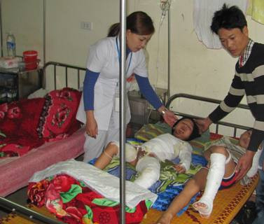 Hai cháu Lưu và Thái đang điều trị tại Bệnh viện Đa khoa Hà Tĩnh Hai cháu Lưu và Thái đang điều trị tại Bệnh viện Đa khoa Hà Tĩnh