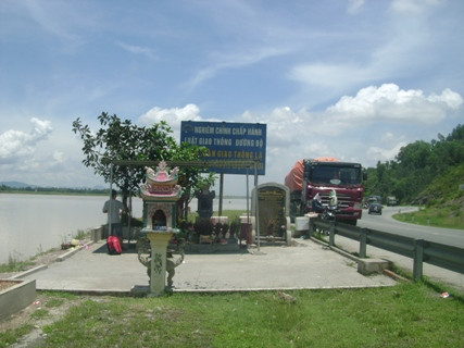 Từ sau vụ tai nạn đu lòng trên người dân đã lập miếu để thờ 20 nạn nhân xấu số trên. Hầu hết các tài xế xe tải đường dài và người dân xung quanh đó thường xuyên dừng lại thắp hương cho các nạn nhân mỗi lần đi qua đây Từ sau vụ tai nạn đu lòng trên người dân đã lập miếu để thờ 20 nạn nhân xấu số trên. Hầu hết các tài xế xe tải đường dài và người dân xung quanh đó thường xuyên dừng lại thắp hương cho các nạn nhân mỗi lần đi qua đây