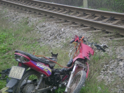 Chiếc xe máy bị đâm vỡ vụ. Chiếc xe máy bị đâm vỡ vụ.