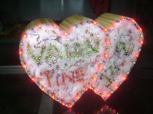 Chỉ cần bỏ ra vài chục nghìn để mua vật liệu và bỏ ra một ít thời gian nhàn rỗi bạn đã có một món quà hết sức ý nghĩa Chỉ cần bỏ ra vài chục nghìn để mua vật liệu và bỏ ra một ít thời gian nhàn rỗi bạn đã có một món quà hết sức ý nghĩa