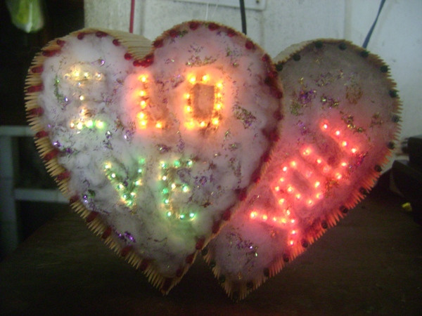 Những dòng chữ được ghép bằng bóng đèn nháy càng làm tăng thêm sự độc đáo của những món quà này Những dòng chữ được ghép bằng bóng đèn nháy càng làm tăng thêm sự độc đáo của những món quà này