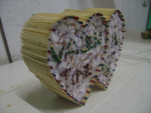 Với những vật liệu như tăm tre, ốc biển và cả vỏ đạn đã qua sử dụng những bạn trẻ đã tạo ra được những món quà đầy ý nghĩa và độc tặng một nửa của mình trong ngày lễ tình nhân Với những vật liệu như tăm tre, ốc biển và cả vỏ đạn đã qua sử dụng những bạn trẻ đã tạo ra được những món quà đầy ý nghĩa và độc tặng một nửa của mình trong ngày lễ tình nhân